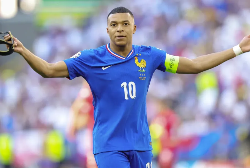 A Stylish Parisian Statement in Nice